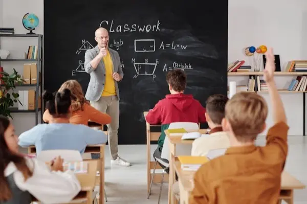 Tutoria vs clases grupales: cual es mejor para mi hijo